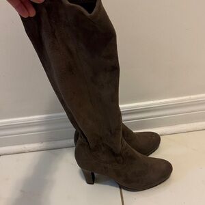 Chic Brown Suede Heeled Boots